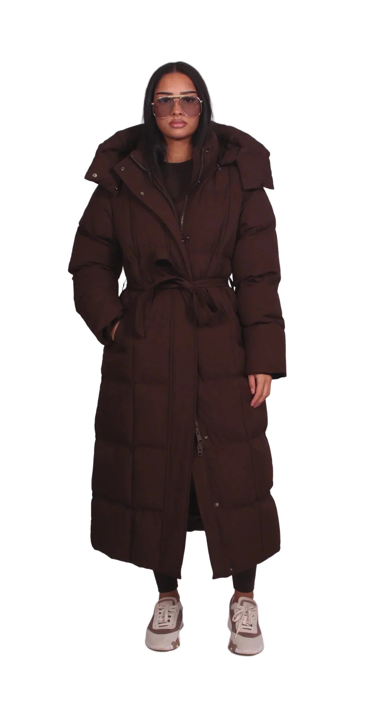 CARMEN™ – LANG VINTERJAKKE MED BÆLTE OG PUFFER-DESIGN