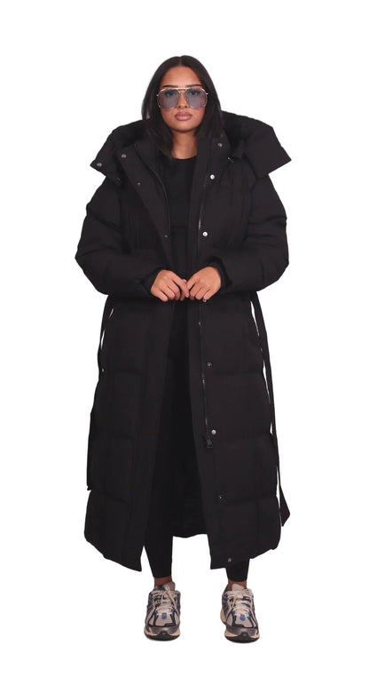 CARMEN™ – LANG VINTERJAKKE MED BÆLTE OG PUFFER-DESIGN