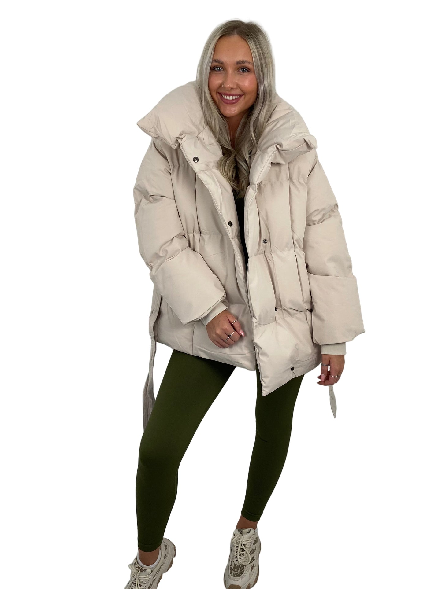 KARLY™ – KORT PUFFERJAKKE MED LOMMER I TALJEN