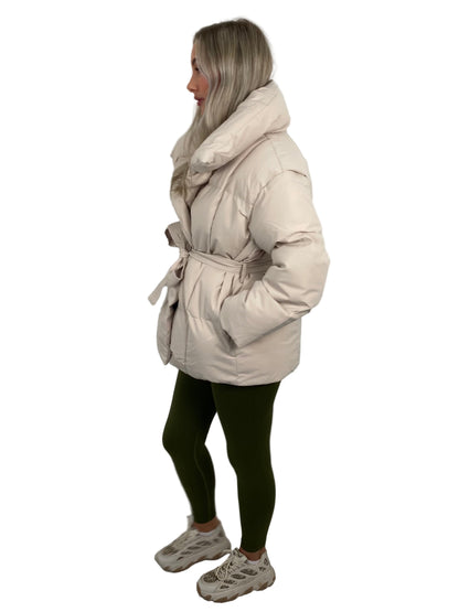 KARLY™ – KORT PUFFERJAKKE MED LOMMER I TALJEN