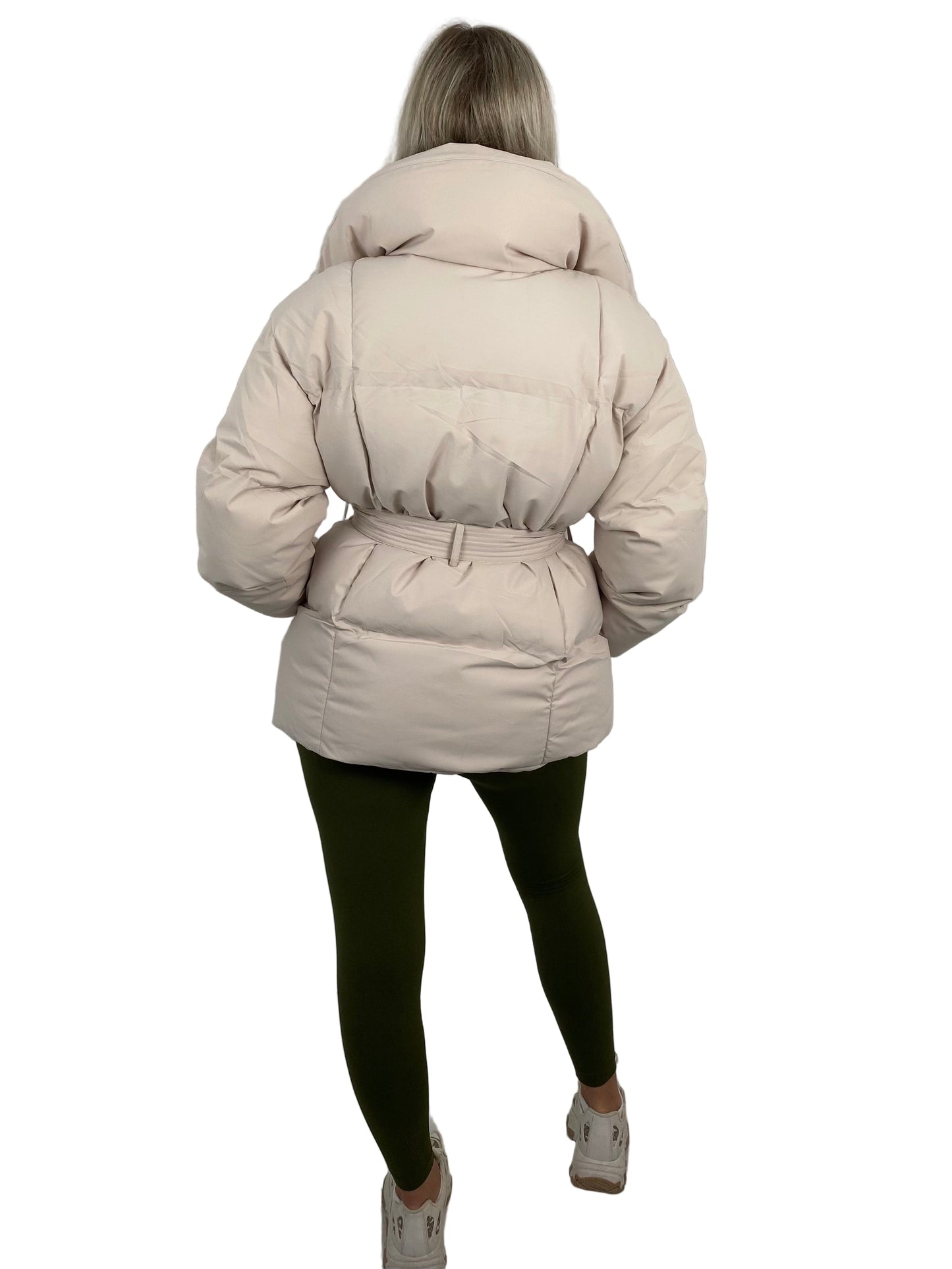 KARLY™ – KORT PUFFERJAKKE MED LOMMER I TALJEN