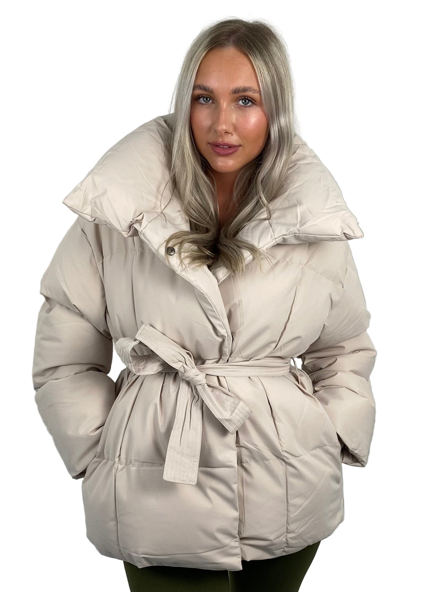 KARLY™ – KORT PUFFERJAKKE MED LOMMER I TALJEN