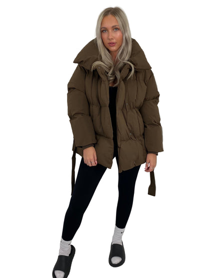 KARLY™ – KORT PUFFERJAKKE MED LOMMER I TALJEN