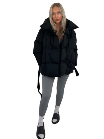 KARLY™ – KORT PUFFERJAKKE MED LOMMER I TALJEN